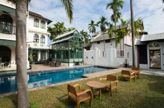 Cheva Gallery Hotel Hotels near Wat Pa Daet