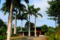 The River House - Upscale Lodge