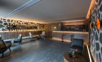 Waterfall Village Resort - bar
