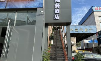 Yilong Zhongjian Business Hotel - Housity
