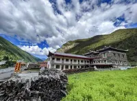 Gongga Qingxuan Homestay Hotels near Shangmujucun