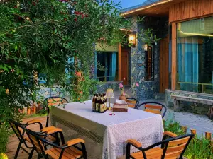 Nianchu Stellar Blossom Lodge · FL.wood Boutique Homestay