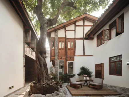 Chongqing YILU  (Jiefangbei Hongyadong  Store) Отели рядом с достопримечательностью «Chongqing University of Education»