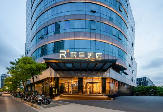 호텔 로비의 친절한 직원