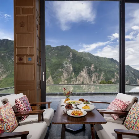 Light and forest PeeKaboo Cliff Private Soup Hotel