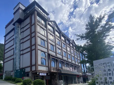Yuexian Lake Hotel (Tongshan Jiugong Mountain Scenic Area) Отели рядом с достопримечательностью «Yunzhong Lake Reservoir»
