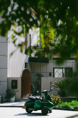 Yining Tinglin Homestay (Six star street)