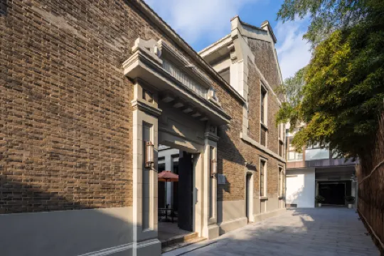 BLOSSOM MANOIR LUJIAZUI · ORIENTAL TREASURY