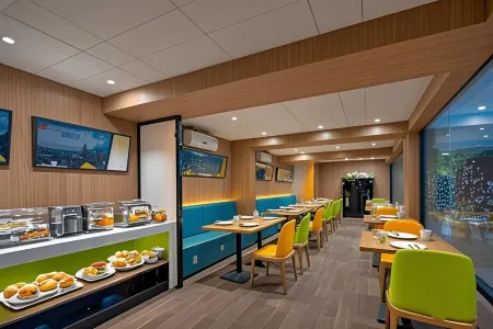 Guangzhou TianHe Hotel  (Panyu Shiqiao Subway Station) Отели рядом с достопримечательностью «Chenyong Park»