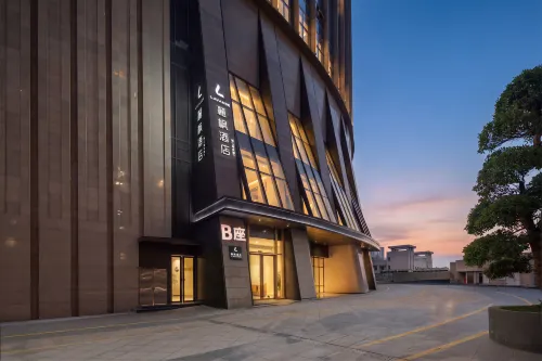 Lavande Hotel (Guiyang North High-speed Railway Station Maotai International Center) - parking