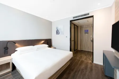 HanTing Premium Hotel (Weinan North Station Letian Avenue) Отели рядом со станцией Weinan Railway Station