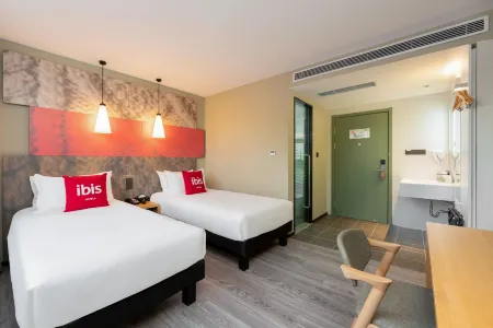 Ibis Hotel (Dalian Railway Station Light Rail Station)