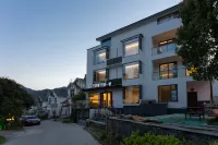 Floral Lux Hotel · One valley and one villa Hotel (South Gate store of Huangshan Scenic Area) Hotels near Emerald Valley