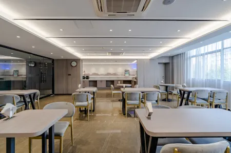 Gujing Junlai Hotel (Tiantian Runcheng Plaza) Отели рядом с достопримечательностью «The Red Water Bloom Lake Wetland Park»