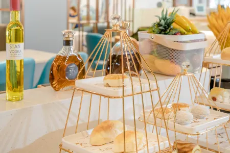 Shenzhen Ating Hotel (Coast City Nanshan Subway Station) Отели рядом с достопримечательностью «Yeshi Ancestor Temple»