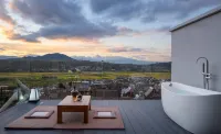 Tengchong Cloud free time panoramic hot Spring Resort inn
