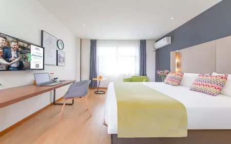 Campanile Hotel (Wuhan Donghu Xudong Wangjiadun Metro Station) Отели рядом со станцией Wuhan Railway Station