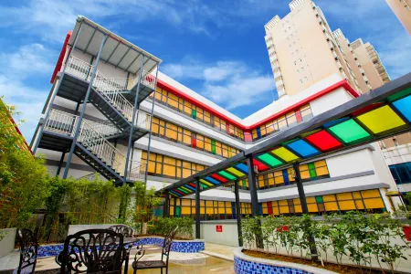 Pula Hotel (Yulin Jincheng Center Pedestrian Street) Отели рядом с достопримечательностью «Night Market Street in Yulin City, Guangxi»