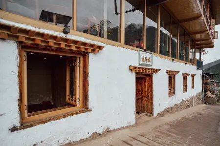 Deqin Yubeng No.8 Residence B&B Отели рядом с достопримечательностью «Xiaonong Base camp»