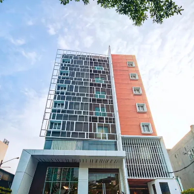 Fox Lite Grogol Jakarta Hotels near Jakarta Aquarium & Safari
