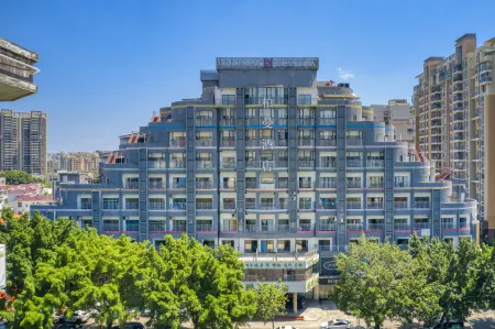 Borrman Hotel (Zhaoqing Sihui Tianguangxu Jade City) Отели рядом с достопримечательностью «Liuzu (Six Ancestors) Temple»