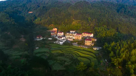 Yuexi Dabie Mountain Health Village Отели рядом с достопримечательностью «Rainbow Waterfall Scenic Spot In The Dabie Mountains»