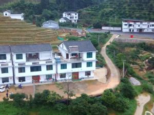 Chongyi Shangbao Terraces are transported to accommodation