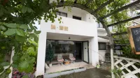 Rose Courtyard · Badminton-Themed Courtyard - Pet friendly