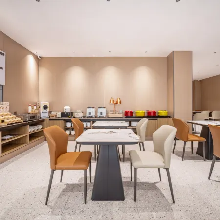 Tongyue Four Seasons Hotel (Lintong Huaqing Pool Subway Station)