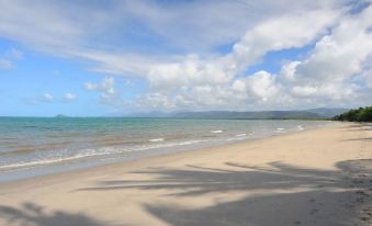 Absolute Beachfront Bliss - Newell Beach - 10 Metres to the Ocean