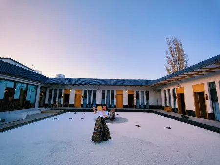 Nalati Shuimu Shangshan Jingyue Yuntang Meisu. Отели рядом с достопримечательностью «Nalati Raspberry Town»