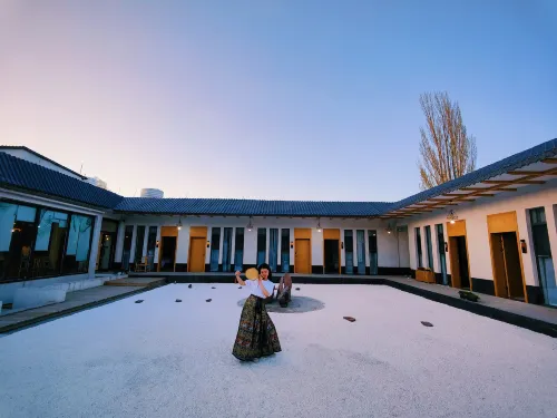 Nalati Shuimu Shangshan Jingyue Yuntang Meisu. Hotels in Кюнес