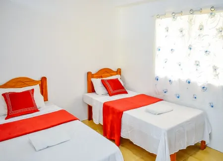 RedDoorz Plus @ Papa Tasie Camotes Отели рядом с достопримечательностью «Sto. Nino Church»