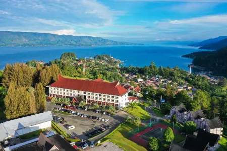 Niagara Hotel Lake Toba & Resorts Отели рядом с достопримечательностью «Pantai Bebas Parapat Danau Toba»
