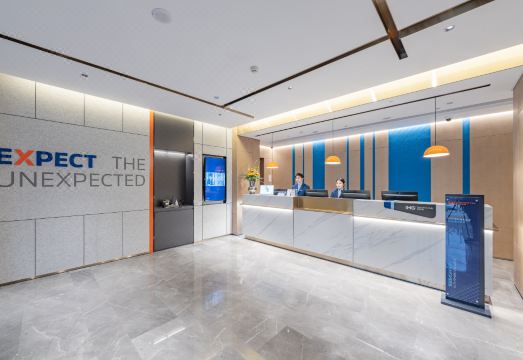 4. 홀리데이 인 익..