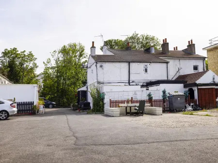 Old Oak Tree Inn Отели рядом с достопримечательностью «Gurdwara Sri Guru Singh Sabha»