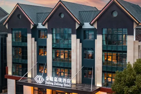 Tongling Tianjing Lake Jinling Jialong Hotel