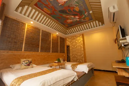 Crescent Moon Spring Zichenju Homestay (Mingsha Mountain and Crescent Moon Spring Scenic Area)