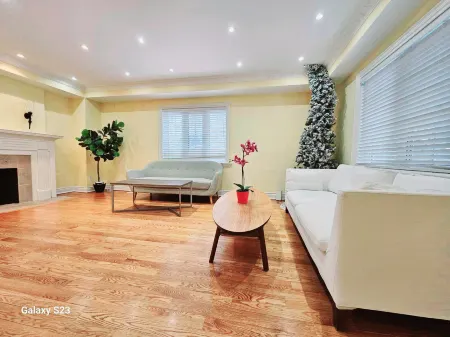 Short term rent at Yonge and Sheppard and North York Centre Отели рядом с достопримечательностью «Колледж Аппер Канада»