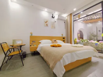 Ruolanbieyuan Homestay (Phoenix Ancient City Store) Hotel a 
