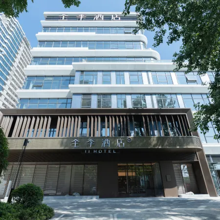 All Seasons Yichang Riverside Avenue River View Hotel