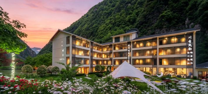 Xiaoyue Qinglan Garden Private Hot Spring Hotel (Lixiao Road Branch, Bipenggou Scenic Area) Hotels in Li County