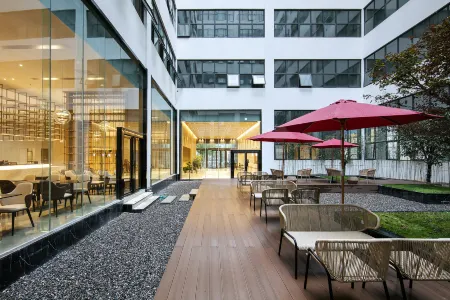 Jinuo Hotel Отели рядом с достопримечательностью «Wuhan University of Light Industry (Huanhu Middle Road)»