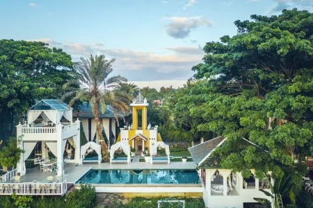 The Cathay Resort Chiang Mai Отели рядом с достопримечательностью «Zen Paradise Chiang Mai Villa»