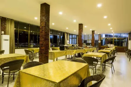 Diamond Lake Hotel KTV&Dancing Bar Отели в г. Insein