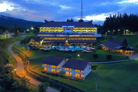 Niagara Hotel Lake Toba & Resorts Отели рядом с достопримечательностью «Pantai Bebas Parapat Danau Toba»