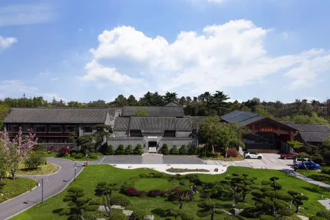 Yangzhou Slender West Lake National Medical College Heyi Hotel