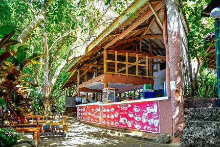 RedDoorz Plus @ Papa Tasie Camotes Отели рядом с достопримечательностью «Sto. Nino Church»