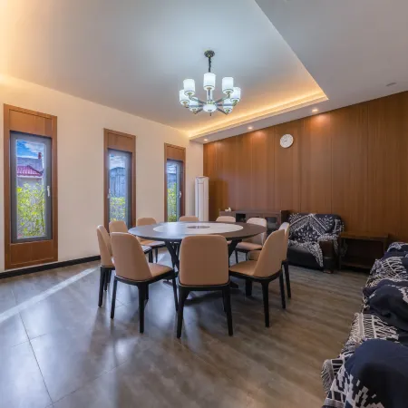 Future Homestay （Xingyi Wanfenglin Store）