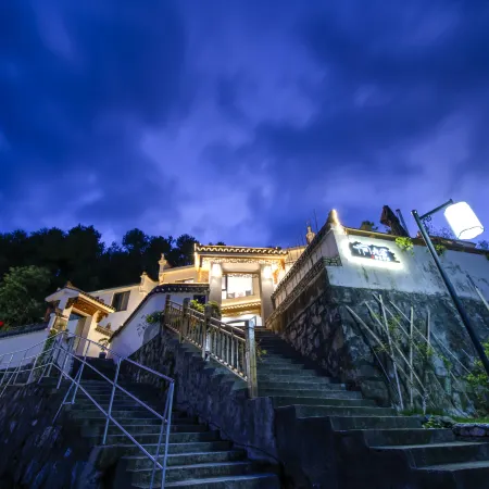 Jiuhuashan Jiushe Zizai Courtyard Homestay (On the Jiuhua Mountain Roushen Baodian)